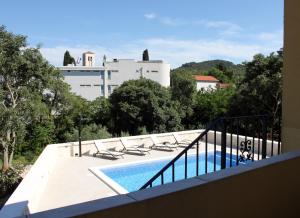 Výhled na bazén z ubytování Family friendly apartments with a swimming pool Sali, Dugi otok - 8083 nebo okolí