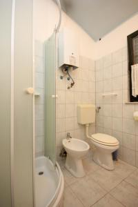 ein Badezimmer mit Toilette und Waschbecken in der Unterkunft Secluded fisherman's cottage Cove Magrovica - Telascica, Dugi otok - 8142 in Sali