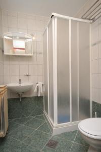 Kúpeľňa v ubytovaní Apartment Mali Losinj 8090c
