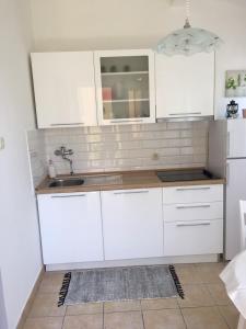 Kuchyň nebo kuchyňský kout v ubytování Apartments with a parking space Bozava, Dugi otok - 8108