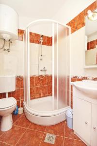 y baño con ducha, aseo y lavamanos. en Apartments by the sea Sali, Dugi otok - 8110, en Sali