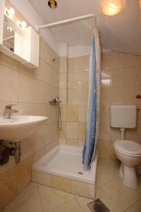 a bathroom with a tub and a sink and a toilet at Apartments by the sea Sali, Dugi otok - 8121 in Sali