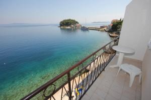 - un balcon avec vue sur l'eau dans l'établissement Apartments by the sea Savar, Dugi otok - 8079, à Brbinj