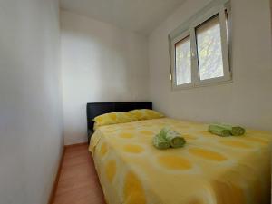 una camera da letto con un letto con due foglie verdi sopra di Secluded fisherman's cottage Krknata, Dugi otok - 8150 a Zaglav