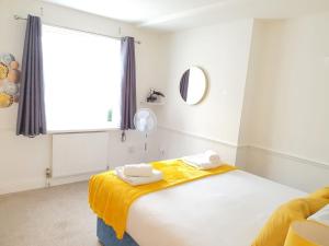 1 dormitorio con 1 cama con 2 toallas en Spacious 1 Bed Flat in Central Slough, en Slough