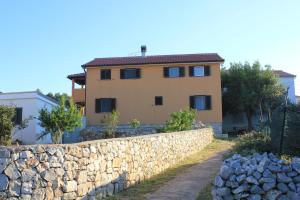 ein Haus hinter einer Steinmauer in der Unterkunft Apartments with WiFi Ilovik, Losinj - 8078 in Ilovik