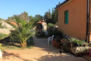 Ein Garten an der Unterkunft Apartments with WiFi Ilovik, Losinj - 8078