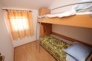 ein kleines Zimmer mit einem Etagenbett und einer Leiter in der Unterkunft Apartments with WiFi Ilovik, Losinj - 8078 in Ilovik