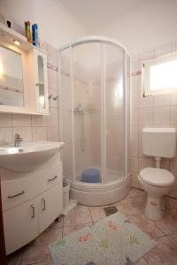 ein Bad mit einer Dusche, einem WC und einem Waschbecken in der Unterkunft Apartments with WiFi Ilovik, Losinj - 8078 in Ilovik