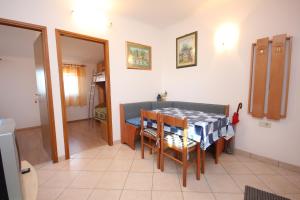 eine Küche und ein Esszimmer mit Tisch und Stühlen in der Unterkunft Apartments with WiFi Ilovik, Losinj - 8078 in Ilovik