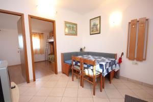eine Küche und ein Esszimmer mit einem Tisch und Stühlen in der Unterkunft Apartments with WiFi Ilovik, Losinj - 8078 in Ilovik