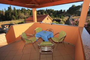 Ein Balkon oder eine Terrasse in der Unterkunft Apartments with WiFi Ilovik, Losinj - 8078