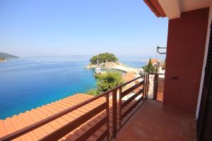 einen Balkon mit Blick auf einen Wasserkörper in der Unterkunft Apartments by the sea Savar, Dugi otok - 8080 in Brbinj