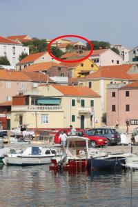 un grupo de barcos están atracados en un puerto deportivo en Apartments with a parking space Sali, Dugi otok - 8154 en Sali