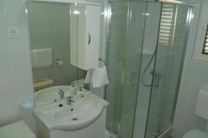 Kúpeľňa v ubytovaní Apartments with a parking space Sali, Dugi otok - 8154 + 21 fotografií