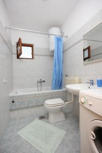 ein Badezimmer mit einem WC, einer Badewanne und einem Waschbecken in der Unterkunft Apartment Sali 8121a in Sali