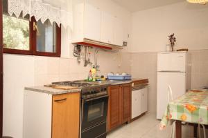 Kuchyň nebo kuchyňský kout v ubytování Apartments by the sea Luka, Dugi otok - 8151