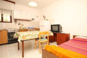 Kuchyň nebo kuchyňský kout v ubytování Apartments by the sea Luka, Dugi otok - 8151