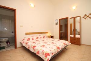 Postel nebo postele na pokoji v ubytování Apartments by the sea Luka, Dugi otok - 8151
