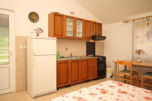 Kuchyň nebo kuchyňský kout v ubytování Apartments by the sea Luka, Dugi otok - 8151