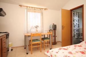 Postel nebo postele na pokoji v ubytování Apartments by the sea Luka, Dugi otok - 8151