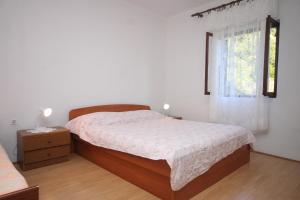 Postel nebo postele na pokoji v ubytování Apartments by the sea Luka, Dugi otok - 8151