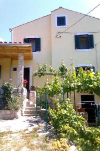 ein Haus mit einem Zaun davor in der Unterkunft Seaside holiday house Miholascica, Cres - 8073 in Martinšćica