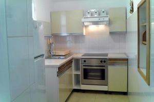 eine Küche mit Herd und Spüle in der Unterkunft Seaside holiday house Miholascica, Cres - 8073 in Martinšćica