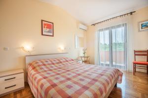 - une chambre avec un lit et une grande fenêtre dans l'établissement Apartments with a parking space Bozava, Dugi otok - 8124, à Božava