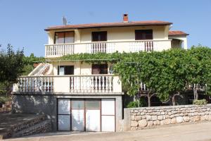 una casa con balcone e garage di Apartments with a parking space Sali, Dugi otok - 8136 a Sali (Sale)