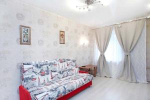ein Schlafzimmer mit einem roten Bett und einem Fenster in der Unterkunft ROTAS On Moskovsky 165 in Sankt Petersburg