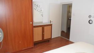 een slaapkamer met een houten kast en een spiegel bij Apartment Sali 8153b in Sali