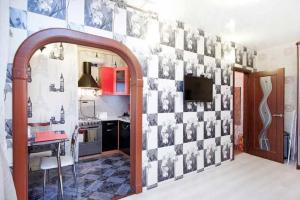 eine Küche mit einer Wand mit Fotografien darauf in der Unterkunft ROTAS On Moskovsky 165 in Sankt Petersburg