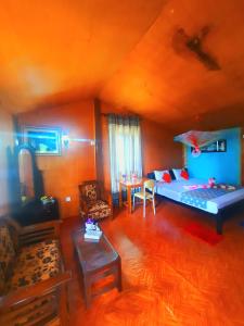 uma sala de estar com uma cama e uma mesa em La Casa Safari Resort em Udawalawe