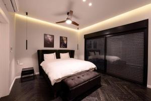 een slaapkamer met een bed en een plafondventilator bij Villa Six Eilat in Eilat
