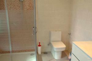Koupelna v ubytování Cuberto Darriba Casa restaurada en Canedo + 28 fotografií