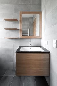 un baño con lavabo y espejo en Planai Penthouse Royal, en Schladming