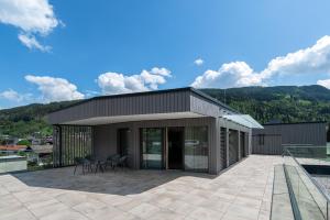 una casa con techo con patio en Planai Penthouse Royal, en Schladming