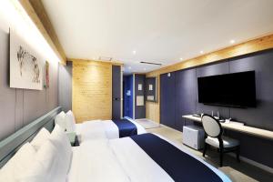 Postel nebo postele na pokoji v ubytování Buan Tourist Hotel