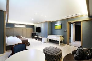 TV a/nebo společenská místnost v ubytování Buan Tourist Hotel