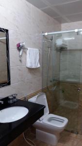ドン・ヴァンにあるHOA CƯƠNG HOTEL - ĐỒNG VĂNのバスルーム(シャワー、トイレ、シンク付)