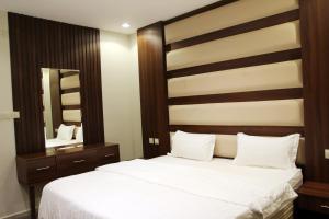 a bedroom with a large bed and a mirror at منتجع خيالي السياحي 1 in Khamis Mushayt +18 photos