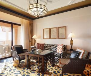 Uma área de estar em Jumeirah Al Qasr Dubai