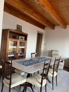 une salle à manger avec une table et des chaises en bois dans l'établissement la casa dei ricordi, à Castelluccio Superiore