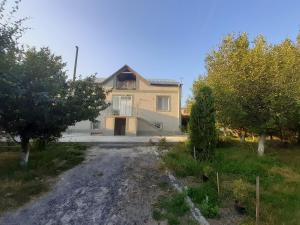 una casa con un vialetto davanti di Guest House Sevan a Sevan