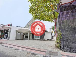 a building with a red sign on the front of it at SUPER OYO 91618 Hotel Nawangwulan in Blitar