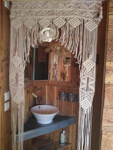 bagno con lavandino e specchio di Domaine de Sault a Dore-lʼÉglise