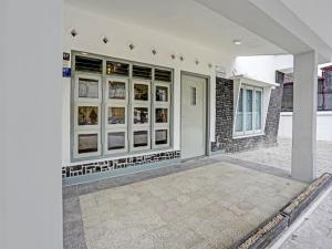 una porta d'ingresso di una casa con un muro di mattoni di SUPER OYO 91618 Hotel Nawangwulan a Blitar