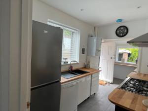 Cuisine ou kitchenette dans l'établissement Three. bedroom detached houes in St .AIbans city