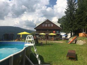 Bazén v ubytovaní Pension Horalka alebo v jeho blízkosti
